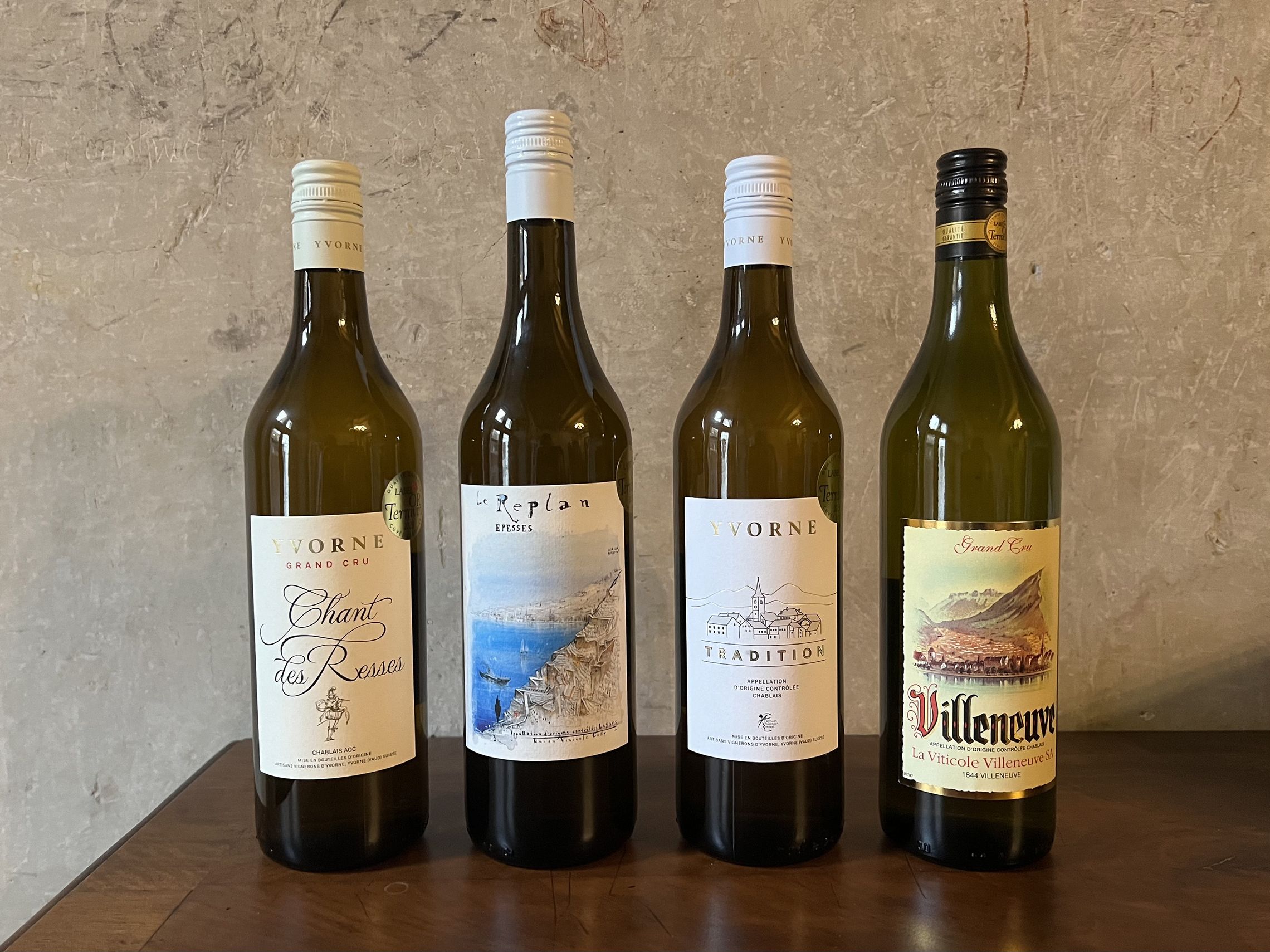 Les lauréats des Lauriers de Platine blanc Terravin, dans l'ordre: Chant des Resses Chablais AOC de l'AVY, Le Replan Lavaux AOC de l'Union Vinicole de Cully, Yvorne Tradition Chablais AOC de l'AVY et Villeneuve Chablais AOC de la Vinicole de Villeneuve (photo m.à.d.)