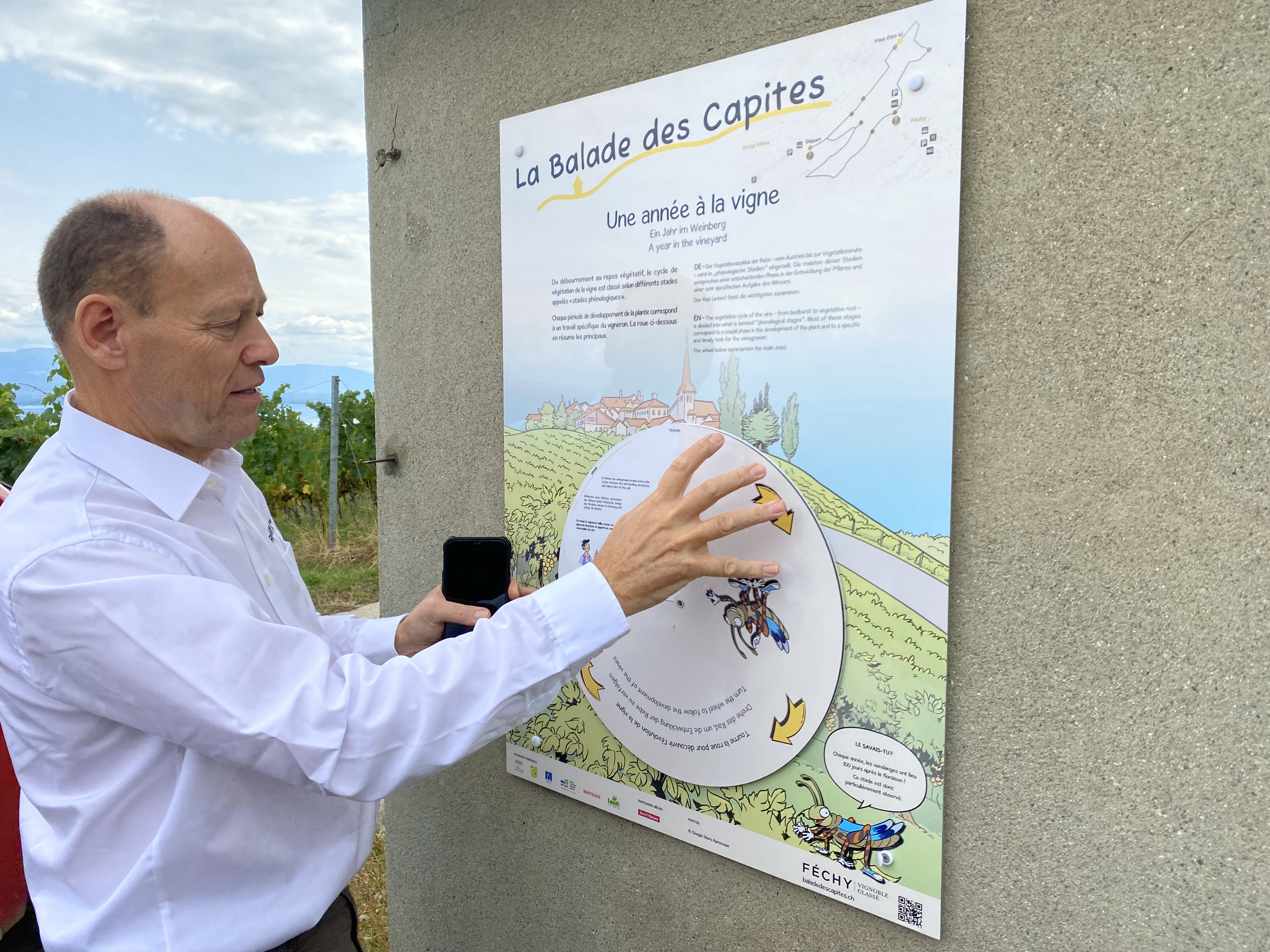 Philibert Frick, vigneron et président de Vin et Terroir Féchy, fait la démonstration d'un panneau didactique et interactif. Photo: Anick Goumaz