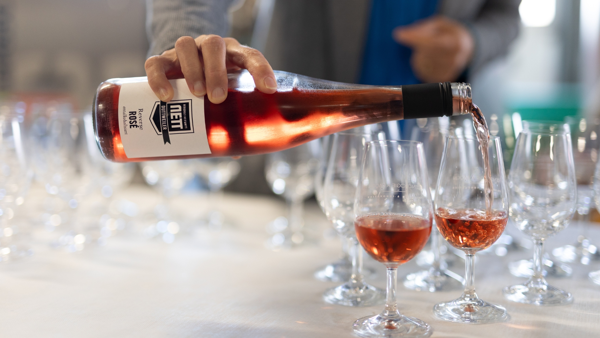 Lors de son événement de lancement, la start-up La vigneronne a servi du vin rosé sans alcool du producteur allemand Christian Nett (photo m.à.d.)