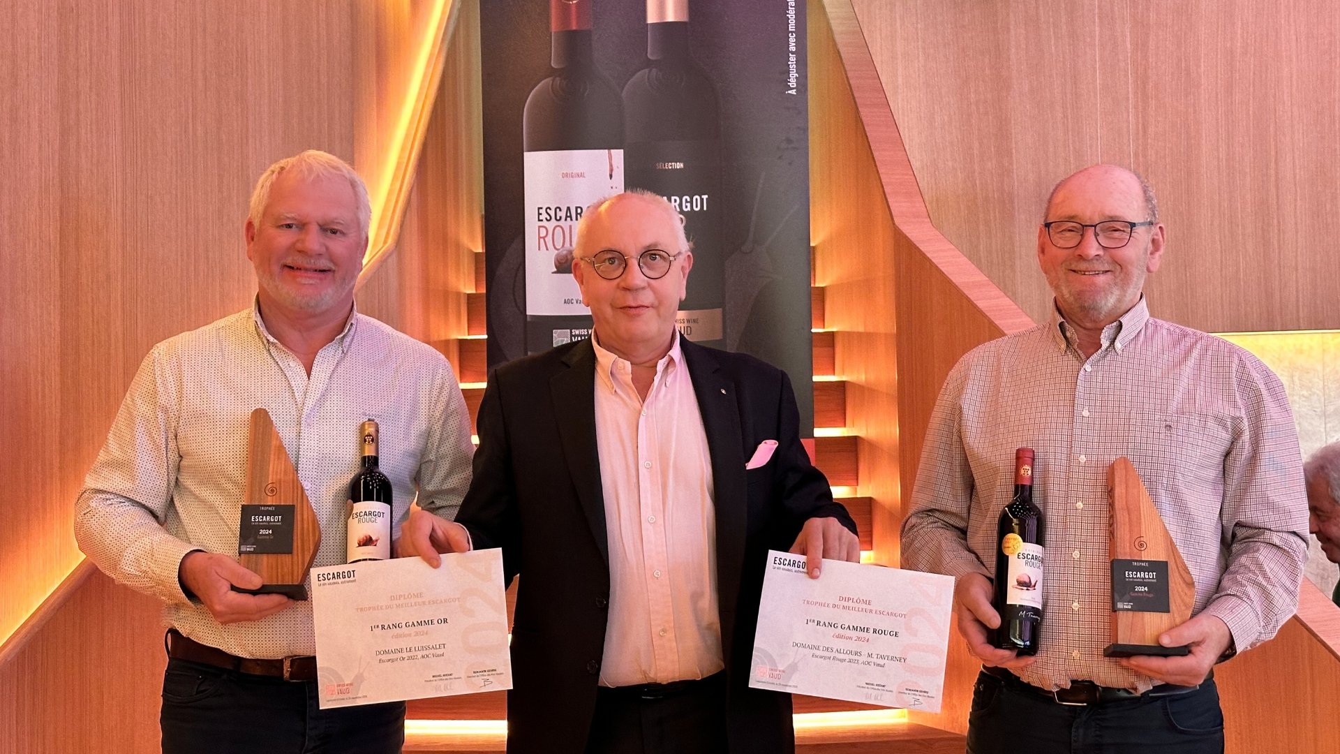 Willy Deladoëy (Domaine Le Luissalet à Bex, Trophée Escargot Or) et Jean-Michel Taverney (Domaine des Allours à Jongny, Trophée Escargot Rouge) entourent Michel Rochat, président de l'Office des Vins Vaudois (photo m.à.d.)