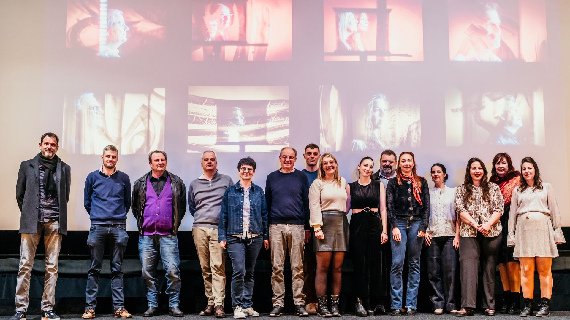 Tous les lauréats des Étoiles du Valais posent devant leur portrait, à Verbier (photo Sophie Diaz)