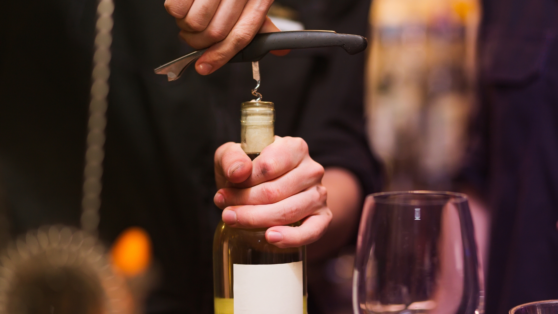 2025 sera un grand millésime pour l'Association Suisse des Sommeliers Professionnels, avec le nouveau jeu de dégustation et surtout le concours de Meilleur Sommelier Suisse (image d'illustration shutterstock) 