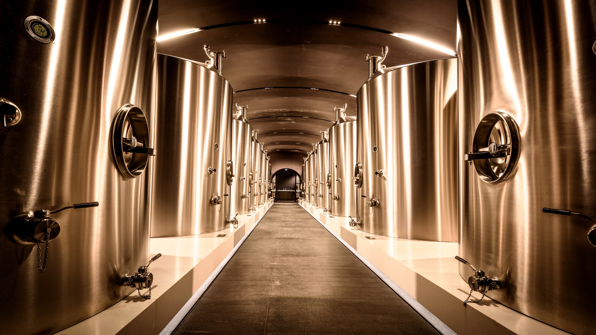 Pas de fûts de chêne chez Laurent-Perrier! Les vins clairs attendent jusqu'à huit ans en cuves inox avant d'être assemblés pour le Champagne Grand Siècle (photo: Leif Carlsson)